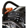Detalje af betjeningsgreb og mærkat på det sorte motordæksel til Husqvarna LT 5005-stamperen.