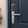 Zafe T-Lock Scandi-dørlås med fysiske knapper og rustfrit udtryk monteret på en mørk dør med grebet vandret.