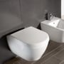 Hvid Villeroy & Boch Subway 2.0 væghængt toiletskål i badeværelse ved siden af et bidet.