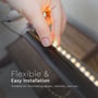 En hånd placerer V-TAC LED stribelys langs en kant, hvilket viser produktets fleksibilitet og nemme installation til indendørs brug.