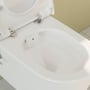 Nærbillede af VitrA Nest væghængt toilet med åbent låg, der viser den integrerede bidetfunktion og den hvide antibakterielle overflade.