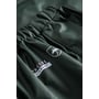 Nærbillede af Lyngsøe Rainwear logo og paraplysymbol på den grønne PU regnbuks, der indikerer vandtæthed.