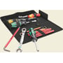 Wera Kraftform Kompakt SH 2 VVS sæt med 15 dele, arrangeret i en sort foldbar måtte med forskellige skruetrækkere, gaffelnøgler og unbrakonøgler.