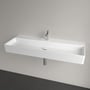 Villeroy & Boch Memento 2.0 120cm hvid håndvask i firkantet design med krom armatur monteret på væg.