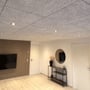 LEDlife Inno88 sorte indbygningsspots lyser i et loft i en stue med akustikplader.