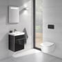 Villeroy & Boch Avento 5656 væghængt toilet monteret i et lyst badeværelse ved siden af håndvasken.