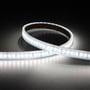 Fleksibelt 10m Ansell Lighting P-Cell LED bånd, 24V, 4,8W/m, 600lm/m, 12mm bredde, lavet af silikone på mørk baggrund.