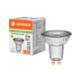 LEDVANCE PAR16 LED-reflektorpære med klart glas står ved siden af sin æske, som viser produktets specifikationer.