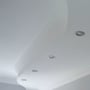 V-TAC downlightkit i børstet stål monteret i et hvidt loft, set nedefra blandt flere indbygningsspots.