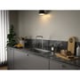 Lavabo Alkymist 787 RS køkkenarmatur monteret ved køkkenvasken, vist i et bredt køkkenmiljø fra siden.