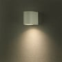 Hvid V-TAC udendørs væglampe monteret på en mørk væg med lys, der falder ned under lampen.