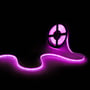 RGB Dotless COB-LED-strippen lyser lilla, mens den er rullet ud fra spolen i en blød kurve.