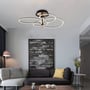 Den elegante V-TAC designerlampe monteret i en moderne stue med sofa og sofabord, lyser op med varmt 3000K skær.