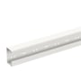 Wibe WGX-S U130x72 kanaldel på 2,5 meter, hvid RAL9003/70, med perforerede monteringshuller, set skråt fra siden på hvid baggrund.