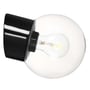 Ifö Electric Classic Glob væglampe set skråt med den gennemsigtige globeskærm og lyskilden synlig i den sorte fatning.