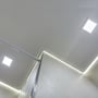 V-Tac 18W LED indbygningspaneler monteret i et loft, med ekstra indirekte lysstriber, der skaber en hyggelig atmosfære.