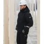 Lyngsøe Rainwear vinterjakke i sort, størrelse L, bæres af en mand med sikkerhedshjelm på en byggeplads.