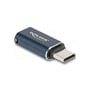 DeLock USB-C til Lightning-adapter set skråt med det sølvfarvede USB-C-hanstik tydeligt fremme.