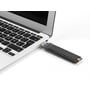 Delock M.2 konverter tilsluttet til en USB-port på en laptop, hvilket viser dens anvendelse som ekstern lagerløsning.