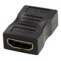 Deltaco HDMI-kobler set tæt på med den guldfarvede HDMI-port forrest og den sorte overflade med HDMI-prægning.
