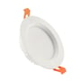Vinklet visning af SpectrumLED Dure 3 Max Downlight, hvid, rund, med fremhævede orange monteringsclips og aluminiumskøleprofil.