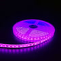 En 5 meter lang pink LED-strip på en rulle, lysende i mørket med 120 LED/meter.