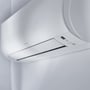 Skråt kig på display, betjeningsknapper og luftspjæld på Daikin Nepura Comfora 35-indedel.