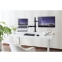 Deltaco laptop holder som del af et multifunktionelt skrivebord setup med planter og kontorartikler.