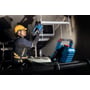 Bosch GLI 18V-3000 arbejdslampe set bagfra på en arbejdsplatform, mens en håndværker arbejder i loftet.