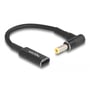 DeLock adapterkabel med USB-C-hunstik og 90° vinklet 5,5 x 2,5 mm-stik, vist fra siden.