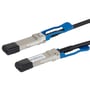 Detaljeret billede af QSFP28-stikkene på et 100G DAC-kabel fra Deltaco med blå frigørelsesmekanismer.