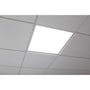 V-TAC LED-panel på 60 x 60 cm er monteret i et loft og ses skråt nedefra med lysende flade.