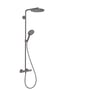 Hansgrohe Raindance Select S 240 brusehoved og håndbruser i børstet sort krom, komplet system med termostat og slange på hvid baggrund.