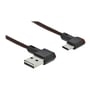 Nærbillede af Delock Easy-USB 2.0 kabels vinklede USB-A og USB-C stik med sort og rød flettet beklædning.