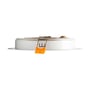 SpectrumLED 18 W LED-indbygningspanel set fra siden med den lave profil og en orange fjederclips.