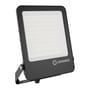 LEDVANCE Floodlight Compact projektør i sort set skråt forfra med den store lysspreder og monteringsbeslag.