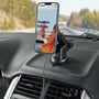 Verbatim Charge 'n' Drive Qi2 oplader monteret på bilens instrumentbræt med en iPhone der oplades trådløst, kabel tilsluttet.