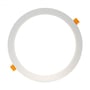 Den ringformede hvide kant og orange clips på SpectrumLED 18 W LED-indbygningspanelet ses uden lysfladen.