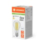 LEDVANCE-emballage til LED-standardpære set skråt forfra med pæren vist på æsken og specifikationer på siden.