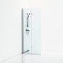 Svedbergs Skoga skærmvæg med foldedør på 87 cm set forfra, med klart glas, blank profil og synlige hængsler.