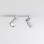 Astro Lighting Ascoli Twin indbygningsspot monteret i loftet; den ene mat hvide spot lyser, mens den anden peger nedad.