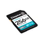 Kingston Canvas Go Plus Gen4 SDXC-hukommelseskort på 256 GB set skråt med mærkat og hastighedsangivelse.