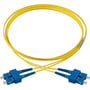 Schneider Electric Actassi fiberpatchkabel i gul LSZH, 1 meter, med SC/SC duplex konnektorer vist med en løkke.