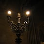 V-TAC LED pære monteret i en gammeldags lampe, der lyser varmt op i mørket.