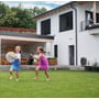 Bosch Compress 2000 AWF 6 varmepumpe installeret ved et moderne hvidt hus, mens to børn leger i haven.
