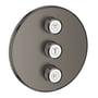 Grohe Grohtherm SmartControl triple volume kontrol sæt i børstet Hard Graphite med tre drejeknapper til brusestyring på en rund metalplade.