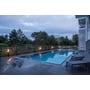 SLV APONI 90 LED-bedlamper står langs en pool og terrasse ved et moderne hus i skumringen.