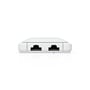 Ubiquiti UniFi Travel Router Long-Range set fra enden med to Ethernet-porte i det hvide kabinet.