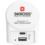 Nærbillede af Skross Euro USB-opladerens front, tydeligt visende USB Type-C og USB Type-A porte samt Skross logo.