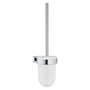 GROHE Essentials Cube toiletbørste i krom med glasbeholder og metalhåndtag monteret på væg.